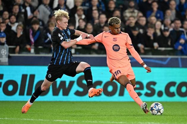 251105 Club Brugge vs FC Barcelona, Barca Joaquin Seys (65) of Club Brugge battles for the ball with Lamine Yamal (10) of Barcelona during the Uefa Champions League 4th matchday in the League phase game in season 2025 - 2026 between Club Brugge KV and FC Barcelona on November 5 , 2025 in Brugge, Belgium. (Photo by Maarten Straetemans Isosport) Brugge Belgium  Copyright: xMaartenxStraetemansx ClubBrugge-FCBarcelona_20251105_072