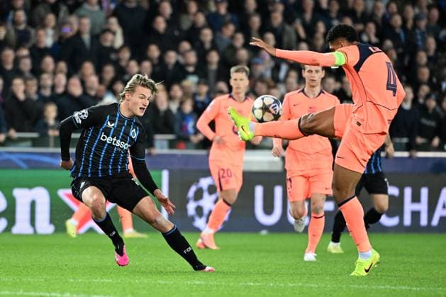 251010 FC Club Brügge - FC Barcelonam - Romeo Vermant (17) of Club Brugge battles for the ball with Ronald Araujo (4) of Barcelona during a Fußball Champions League - Brügge. (Photo by Maarten Straetemans Isosport) Ghent Belgium  Copyright: xMaartenxStraetemansx ClubBrugge-FCBarcelona_20251105_135