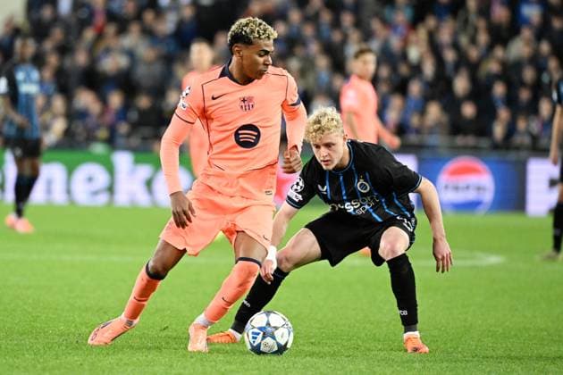 251010 FC Club Brügge - FC Barcelonam - Lamine Yamal (10) of Barcelona battles for the ball with Joaquin Seys (65) of Club Brugge during a Fußball Champions League - Brügge. (Photo by Maarten Straetemans Isosport) Ghent Belgium  Copyright: xMaartenxStraetemansx ClubBrugge-FCBarcelona_20251105_140