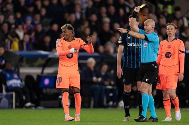 2025-11-05 Club Brugge KV v FC Barcelona, Barca - UEFA Champions League 2025 26 League Phase MD4 BRUGES, BELGIUM - NOVEMBER 5: Referee Anthony Taylor shows Lamine Yamal of FC Barcelona a yellow card during the UEFA Champions League 2025 26 League Phase MD4 match between Club Brugge KV and FC Barcelona at Jan Breydelstadion on November 5, 2025 in Bruges, Belgium. Bruges Jan Breydelstadion Belgium Content not available for redistribution in The Netherlands directly or indirectly through any third parties. Copyright: xJorisxVerwijstx