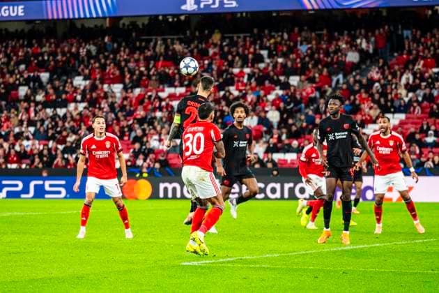 November 5, 2025, Lisbon, Lisbon, Portugal: Alex Grimaldo Of Bayer Leverkuse battle for possession of the ball, during the UEFA Champions League Group Stage, between SL Benfica vs Bayer Leverkusen at Luz Stadium, Lisbon, on november 5th, 2025 Lisbon Portugal - ZUMAr200 20251105_zsp_r200_035 Copyright: xNunoxReisinhox