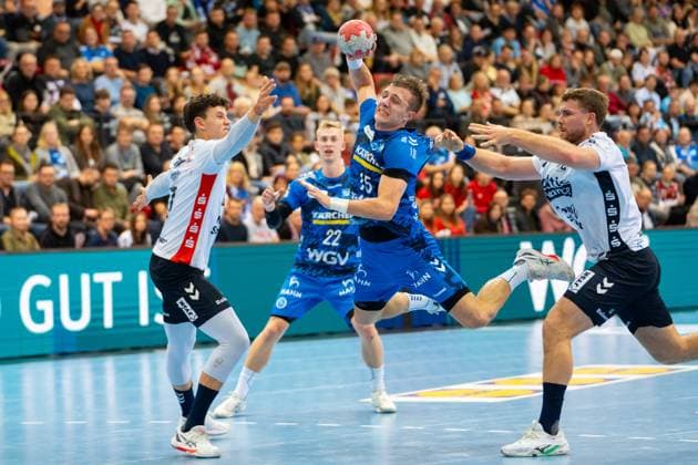 Handball I Men I Season 2025 2026 I DHB Cup I Round of 16 I TVB Stuttgart SG Flensburg Handewitt I 05 11 2025 Simone Mengon 15, TVB Stuttgart in the throw, Marko Grgic 17, SG Flensburg Handewitt and Johannes Golla 4, SG Flensburg Handewitt in defense Stuttgart Scharrena Baden Württemberg Germany Copyright: xLobeca MaxxPetershansx