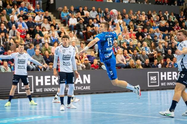 Handball I Men I Season 2025 2026 I DHB Cup I Round of 16 I TVB Stuttgart SG Flensburg Handewitt I 05 11 2025 Simone Mengon 15, TVB Stuttgart im Wurf Stuttgart Scharrena Baden Württemberg Germany Copyright: xLobeca MaxxPetershansx