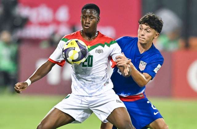 USA v Burkina Faso : Group J - FIFA U-17 World Cup Qatar 2025 Juan Villa (R) of the United States view the Alassana Bagayogo of Burkina Faso during the FIFA U-17 World Cup Qatar 2025 Group I match between USA and Burkina Faso in Doha, Qatar, on November 5, 2025. DOHA Qatar Copyright: xNOUSHADx
