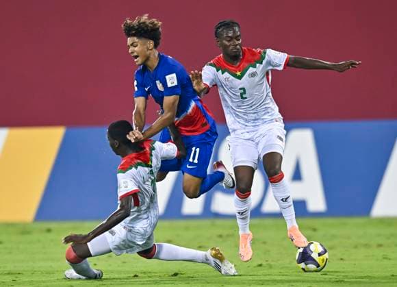 USA v Burkina Faso : Group J - FIFA U-17 World Cup Qatar 2025 Mathis Albert (C) of the United States view the Ousmane Ouedraogo of Burkina Faso during the FIFA U-17 World Cup Qatar 2025 Group I match between USA and Burkina Faso in Doha, Qatar, on November 5, 2025. DOHA Qatar Copyright: xNOUSHADx