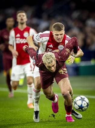 AMSTERDAM (l-r) BarÄ±Åü Alper YÄ±lmaz of Galatasaray, Anton Gaaei of Ajax during the UEFA Champions League match between AFC Ajax and Galatasaray SK at the Johan Cruijff ArenA on November 5, 2025 in Amsterdam, Netherlands. ANP KOEN VAN WEEL UEFA Champions League Matchday 4 2025-2026 xVIxANPxSportx xxANPxIVx 541350160 originalFilename: 541350160.jpg