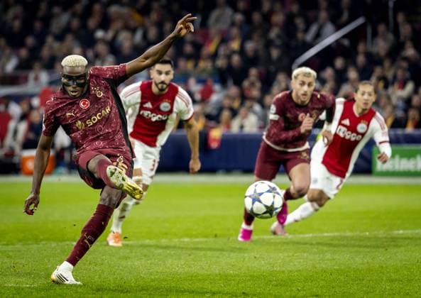 AMSTERDAM - Victor Osimhen of Galatasaray scores the 3-0 penalty during the UEFA Champions League match between AFC Ajax and Galatasaray SK at the Johan Cruijff ArenA on November 5, 2025, in Amsterdam, Netherlands. ANP KOEN VAN WEEL UEFA Champions League Matchday 4 2025-2026 xVIxANPxSportx xxANPxIVx 541350225 originalFilename: 541350225.jpg