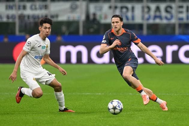DAMIR KASSABULAT, Kairat Almaty, PIOTR ZIELINSKI, Inter, Champions League 2025-26 Inter-Kairat Almaty 2-1, contrasto CHAMPIONS LEAGUE 2025-26 INTER-KAIRAT ALMATY 2-1