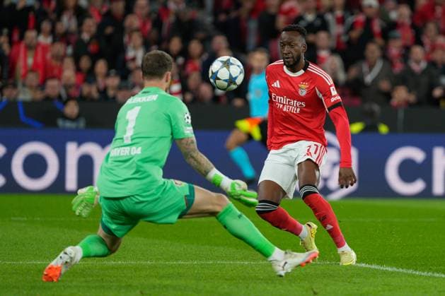 UEFA CHAMPIONS LEAGUE: BENFICA x LEVERKUSEN Mark Flekken of Bayer Leverkusen (L) and Dodi Lukebakio of SL Benfica (R) in action during UEFA Champions League 2025 26 League phase Matchday 4 between SL Benfica and Bayer Leverkusen at Estadio da Luz in Lisbon, Portugal. 05 11 2025 Lisbon Estadio da Luz Lisbon Portugal Copyright: xBrunoxdexCarvalhox