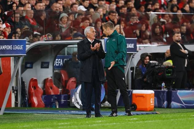 (L-R) Jose Mourinho (Benfica), Davide Massa (Referee), NOVEMBER 5, 2025 - Football Soccer : UEFA Champions League League phase match day 4 between SL Benfica - Bayer 04 Leverkusen at the Estadio do SL Benfica in Lisbon, Portugal. Noxthirdxpartyxsales  aflo_309462289