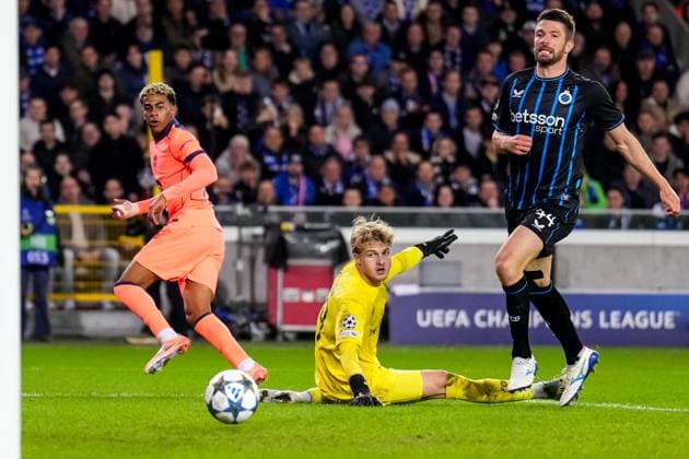 BRUGES, BELGIUM - NOVEMBER 5: Lamine Yamal of FC Barcelona, Barca scores his team s second goal past Nordin Jackers of Club Brugge during the UEFA Champions League 2025 26 League Phase MD4 match between Club Brugge KV and FC Barcelona at Jan Breydelstadion on November 5, 2025 in Bruges, Belgium. (Photo by Rene Nijhuis) SPO  Copyright: xRenexNijhuis