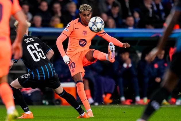 BRUGES, BELGIUM - NOVEMBER 5: Lamine Yamal of FC Barcelona, Barca passes the ball during the UEFA Champions League 2025 26 League Phase MD4 match between Club Brugge KV and FC Barcelona at Jan Breydelstadion on November 5, 2025 in Bruges, Belgium. (Photo by Rene Nijhuis) SPO  Copyright: xRenexNijhuis