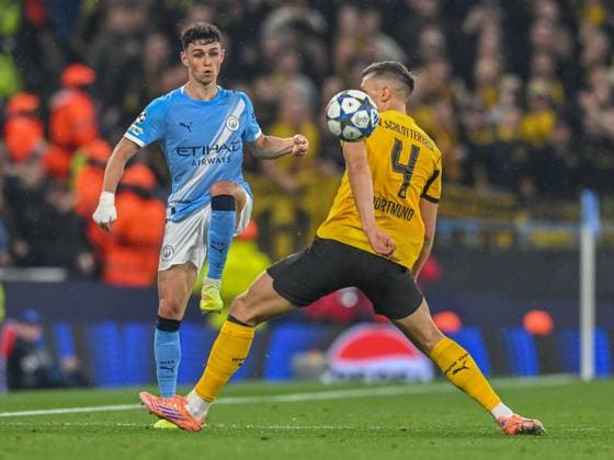 Manchester City v Borussia Dortmund UEFA Champions League Phil Foden of Manchester City and Nico Schlotterbeck of Borussia Dortmund battles for the ball during the UEFA Champions League match at the Etihad Stadium, Manchester UK Newspapers OUT Copyright: xKarlxVallantinex FIL-22465-0082