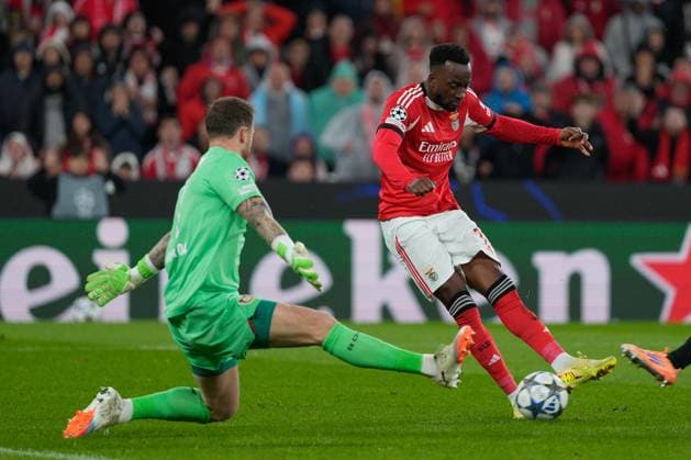 UEFA Champions League SL Benfica Vs Bayer Leverkusen in Lisbon, Portugal - 05 Nov 2025 Mark Flekken of Bayer Leverkusen (L) and Dodi Lukebakio of SL Benfica (R) seen in action during UEFA Champions League 2025 26 League phase Matchday 4 between SL Benfica and Bayer Leverkusen at Estadio da Luz. Final score SL Benfica 0 : 1 Bayer Leverkusen Lisbon Portugal Copyright: xBrunoxdexCarvalhox xSOPAxImagesx brunodecarvalho_benficaleverkusen-264