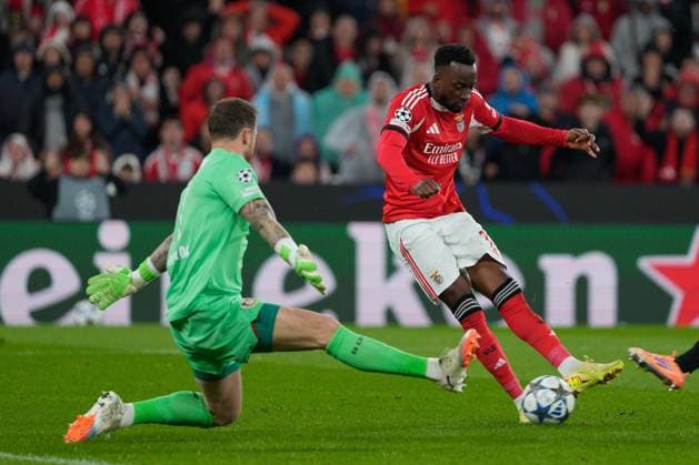 November 5, 2025, Lisbon, Portugal: Mark Flekken of Bayer Leverkusen (L) and Dodi Lukebakio of SL Benfica (R) seen in action during UEFA Champions League 2025 26 League phase Matchday 4 between SL Benfica and Bayer Leverkusen at Estadio da Luz. Final score SL Benfica 0 : 1 Bayer Leverkusen Lisbon Portugal - ZUMAs197 20251105_aaa_s197_366 Copyright: xBrunoxdexCarvalhox