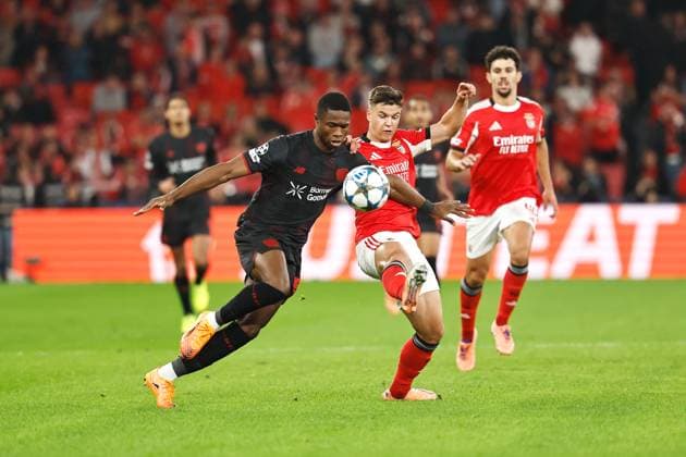 (L-R) Christian Kofane (Leverkusen), Georgiy Sudako (Benfica), NOVEMBER 5, 2025 - Football Soccer : UEFA Champions League League phase match day 4 between SL Benfica - Bayer 04 Leverkusen at the Estadio do SL Benfica in Lisbon, Portugal. Noxthirdxpartyxsales  aflo_309481827
