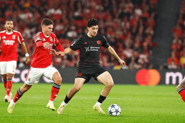 (L-R) Georgiy Sudakov (Benfica), Ibrahim Maza (Leverkusen), NOVEMBER 5, 2025 - Football Soccer : UEFA Champions League League phase match day 4 between SL Benfica - Bayer 04 Leverkusen at the Estadio do SL Benfica in Lisbon, Portugal. Noxthirdxpartyxsales  aflo_309481833