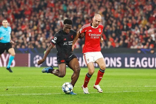 (L-R) Ernest Poku (Leverkusen), Fredrik Aursnes (Benfica), NOVEMBER 5, 2025 - Football Soccer : UEFA Champions League League phase match day 4 between SL Benfica - Bayer 04 Leverkusen at the Estadio do SL Benfica in Lisbon, Portugal. Noxthirdxpartyxsales  aflo_309481880