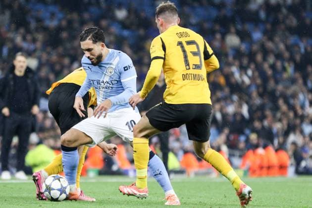 Rayan Cherki (10 Manchester City) controls the ball during the UEFA Champions League match between Manchester City and Borussia Dortmund at Etihad Stadium in Manchester, England on November 5th 2025 Copyright: xSeanxChandlerx xSPPx Sportspressphoto_SPR57651