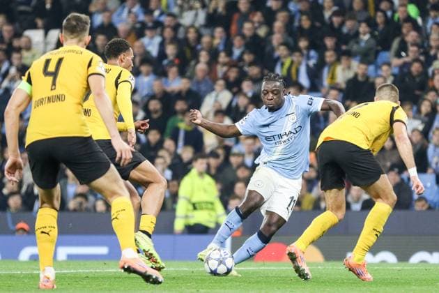 Jeremy Doku (11 Manchester City) controls the ball during the UEFA Champions League match between Manchester City and Borussia Dortmund at Etihad Stadium in Manchester, England on November 5th 2025. Copyright: xSeanxChandlerx xSPPx Sportspressphoto_SPR57653