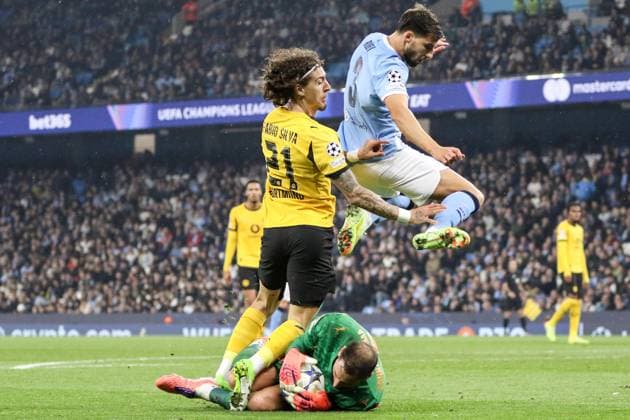 Goalkeeper Gianluigi Donnarumma (25 Manchester City) holds the ball during the UEFA Champions League match between Manchester City and Borussia Dortmund at Etihad Stadium in Manchester, England on November 5th 2025. Copyright: xSeanxChandlerx xSPPx Sportspressphoto_SPR57663