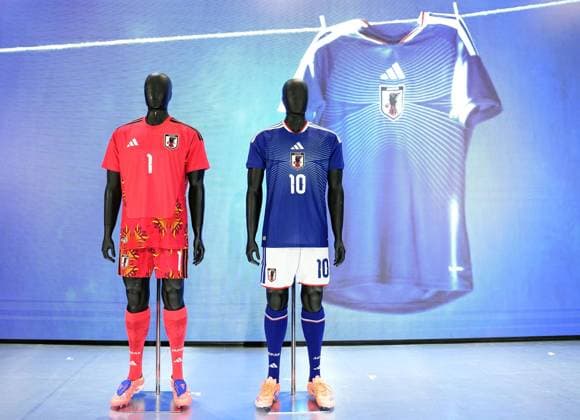 Football: Japan jerseys for 2026 World Cup The Japan Football Association unveils to the press in Tokyo on Nov. 6, 2025, the national team, Nationalteam s home jerseys for outfield players (blue) and goalkeepers to be worn at the 2026 World Cup in Canada, Mexico and the United States. The Samurai Blue will wear the new jerseys from a Nov. 14 friendly against Ghana.  A14AA0005010937P