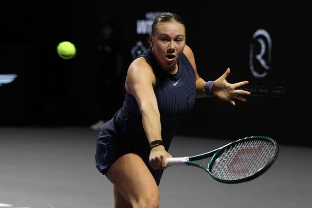 (251106) -- RIYADH, Nov. 6, 2025 -- Amanda Anisimova of the United States returns a ball during the round robin match against Iga Swiatek of Poland at WTA, Tennis Damen Finals tennis tournament in Riyadh, Saudi Arabia, Nov. 5, 2025. ) (SP)SAUDI ARABIA-RIYADH-TENNIS-WTA FINALS? LuoxChen 