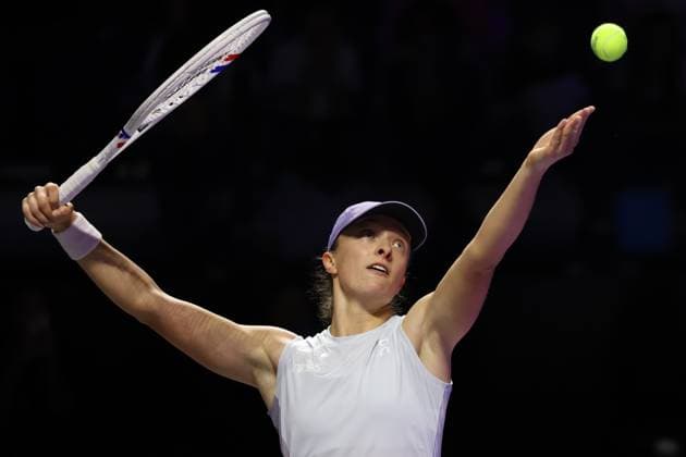 (251106) -- RIYADH, Nov. 6, 2025 -- Iga Swiatek of Poland serves during the round robin match against Amanda Anisimova of the United States at WTA, Tennis Damen Finals tennis tournament in Riyadh, Saudi Arabia, Nov. 5, 2025. ) (SP)SAUDI ARABIA-RIYADH-TENNIS-WTA FINALS? LuoxChen 