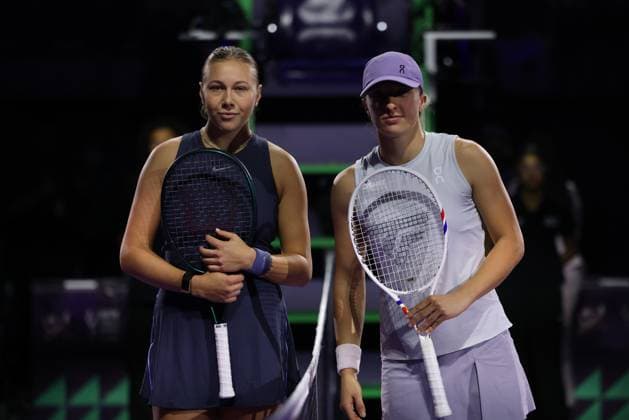 (251106) -- RIYADH, Nov. 6, 2025 -- Amanda Anisimova (L) of the United States and Iga Swiatek of Poland pose for photos before their round robin match at WTA, Tennis Damen Finals tennis tournament in Riyadh, Saudi Arabia, Nov. 5, 2025. ) (SP)SAUDI ARABIA-RIYADH-TENNIS-WTA FINALS? LuoxChen 