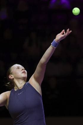 (251106) -- RIYADH, Nov. 6, 2025 -- Amanda Anisimova of the United States serves during the round robin match against Iga Swiatek of Poland at WTA, Tennis Damen Finals tennis tournament in Riyadh, Saudi Arabia, Nov. 5, 2025. ) (SP)SAUDI ARABIA-RIYADH-TENNIS-WTA FINALS? LuoxChen 
