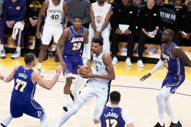 November 5, 2025, Los Angeles, California, USA: San Antonio SpursÃ¢â‚¬â ¢ Victor Wembanyama (1) drives against the Los Angeles Lakers during an NBA, Basketball Herren, USA basketball game, in Los Angeles Wednesday, Nov. 5, 2025. Los Angeles USA - ZUMAc68_ 20251105_zaf_c68_012 Copyright: xRingoxChiux