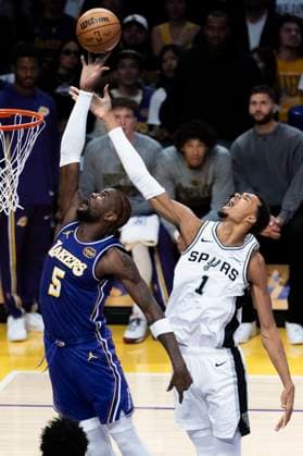 November 5, 2025, Los Angeles, California, USA: San Antonio SpursÃ¢â‚¬â ¢ Victor Wembanyama (1) and Los Angeles LakersÃ¢â‚¬â ¢ Deandre Ayton (5) vie for the rebound during an NBA, Basketball Herren, USA basketball game, in Los Angeles Wednesday, Nov. 5, 2025. Los Angeles USA - ZUMAc68_ 20251105_zaf_c68_015 Copyright: xRingoxChiux
