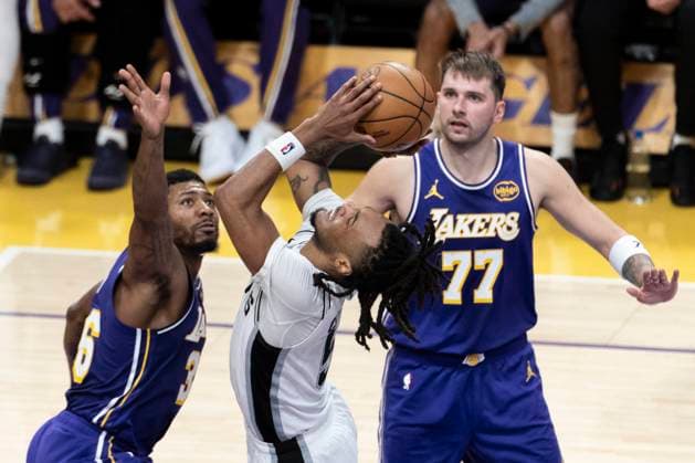 November 5, 2025, Los Angeles, California, USA: San Antonio SpursÃ¢â‚¬â ¢ Stephon Castle (5) shoots under pressure from Los Angeles LakersÃ¢â‚¬â ¢ Marcus Smart (36) during an NBA, Basketball Herren, USA basketball game, in Los Angeles Wednesday, Nov. 5, 2025. Los Angeles USA - ZUMAc68_ 20251105_zaf_c68_018 Copyright: xRingoxChiux