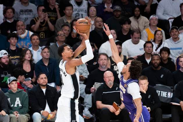 November 5, 2025, Los Angeles, California, USA: San Antonio SpursÃ¢â‚¬â ¢ Victor Wembanyama (1) shoots against Los Angeles LakersÃ¢â‚¬â ¢ Jaxson Hayes (11) during an NBA, Basketball Herren, USA basketball game, in Los Angeles Wednesday, Nov. 5, 2025. Los Angeles USA - ZUMAc68_ 20251105_zaf_c68_022 Copyright: xRingoxChiux