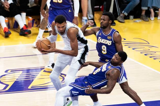 November 5, 2025, Los Angeles, California, USA: San Antonio SpursÃ¢â‚¬â ¢ Victor Wembanyama (1) is defended by Los Angeles LakersÃ¢â‚¬â ¢ Marcus Smart (36) and Bronny James (9) during an NBA, Basketball Herren, USA basketball game, in Los Angeles Wednesday, Nov. 5, 2025. Los Angeles USA - ZUMAc68_ 20251105_zaf_c68_041 Copyright: xRingoxChiux