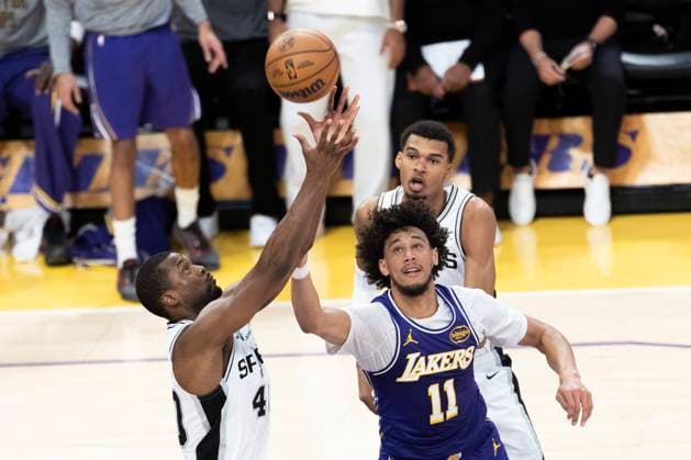 November 5, 2025, Los Angeles, California, USA: Los Angeles LakersÃ¢â‚¬â ¢ Jaxson Hayes (11) and San Antonio SpursÃ¢â‚¬â ¢ Harrison Barnes (40) vie for the ball during an NBA, Basketball Herren, USA basketball game, in Los Angeles Wednesday, Nov. 5, 2025. Los Angeles USA - ZUMAc68_ 20251105_zaf_c68_042 Copyright: xRingoxChiux