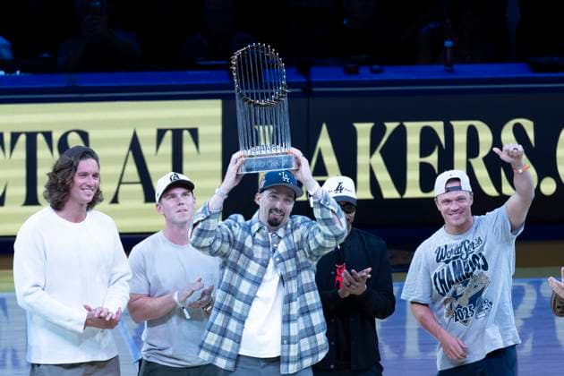 November 5, 2025, Los Angeles, California, USA: Members of the World Series champion Los Angeles Dodgers pose with the Commissioner s Trophy in first half of an NBA, Basketball Herren, USA basketball game between the Los Angeles Lakers and the San Antonio Spurs, in Los Angeles Wednesday, Nov. 5, 2025. Los Angeles USA - ZUMAc68_ 20251105_zaf_c68_048 Copyright: xRingoxChiux