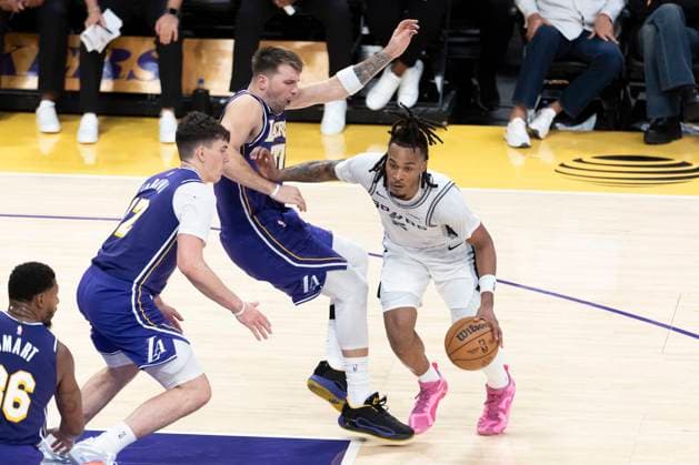 November 5, 2025, Los Angeles, California, USA: San Antonio SpursÃ¢â‚¬â ¢ Stephon Castle (5) drives against Los Angeles LakersÃ¢â‚¬â ¢ Luka DonÄÂiÄ¡ (77) during an NBA, Basketball Herren, USA basketball game, in Los Angeles Wednesday, Nov. 5, 2025. Los Angeles USA - ZUMAc68_ 20251105_zaf_c68_066 Copyright: xRingoxChiux