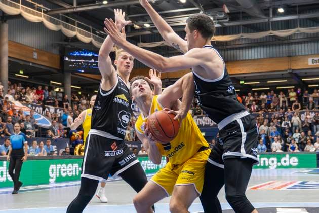 ENBL 2025 2026 Syntainics MBC vs Valmiera Glass Via Weissenfels, Germany 05 November 2025 In the picture from left in the duel Rinalds Malmanis Valmiera ,Reaves Spencer Weissenfels and Verners Kohs Valmiera Weissenfels Stadthalle Sachsen Anhalt Germany