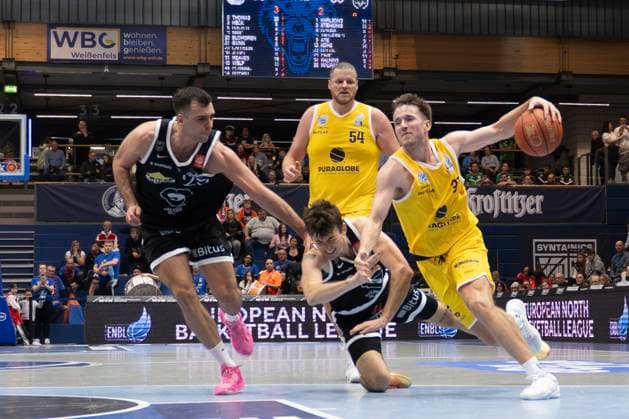 ENBL 2025 2026 Syntainics MBC vs Valmiera Glass Via Weissenfels, Germany 05 November 2025 Pictured from left in duel Omar PajiÄ‡ Valmiera , Aniwaniwa Tait Jones Valmiera and Reaves Spencer Weissenfels Weissenfels Stadthalle Sachsen Anhalt Germany