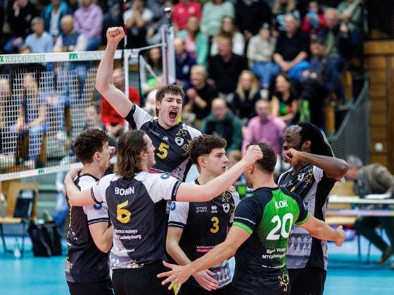 Ludwigsburg cheering with 5 HUBER and 3 DORNHEIM Volleyball Herrsching Ludwigsburg 1 3 Volleyball Bundesliga men, WWK Volleys Herrsching Barock Volleys MTV Ludwigsburg, season 2025 2024, on 5 11 2025 in Herrsching, N I K O L A U S H A L L E, Germany Source Copyright Credit Oryk HAIST xVOLLEYBALL-HERRSCHING-LUDWIGSBURGx