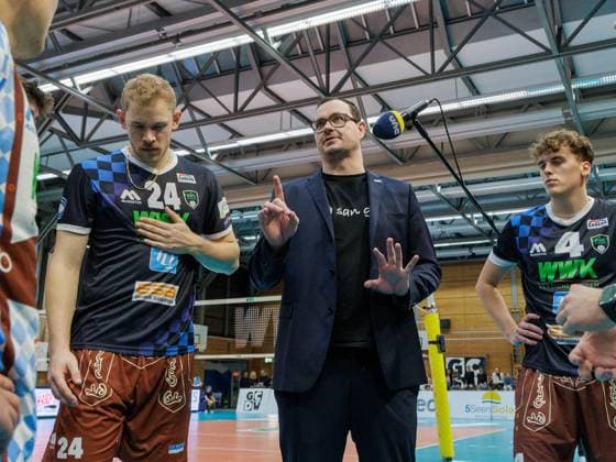 Finger pointing Herrsching coach Thomas RANNER Volleyball Herrsching Ludwigsburg 1 3 Mens Volleyball Bundesliga, WWK Volleys Herrsching Barock Volleys MTV Ludwigsburg, season 2025 2024, on 5 11 2025 in Herrsching, N I K O L A U S H A L L E, Germany Source Copyright Credit Oryk HAIST xVOLLEYBALL-HERRSCHING-LUDWIGSBURGx