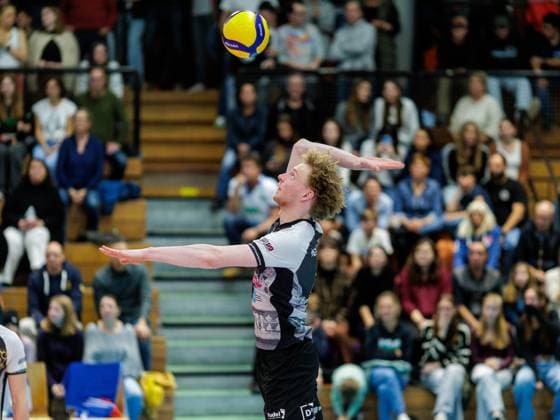 Serve Ludwigsburg 2 HERRMANN Volleyball Herrsching Ludwigsburg 1 3 Mens Volleyball Bundesliga, WWK Volleys Herrsching Barock Volleys MTV Ludwigsburg, season 2025 2024, on 5 11 2025 in Herrsching, N I K O L A U S H A L L E, Germany Source Copyright Credit Oryk HAIST xVOLLEYBALL-HERRSCHING-LUDWIGSBURGx