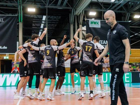 Joy among Ludwigsburg players, skepticism among coach Hasse MATTILA Volleyball Herrsching Ludwigsburg 1 3 Mens Volleyball Bundesliga, WWK Volleys Herrsching Barock Volleys MTV Ludwigsburg, 2025 2024 season, on 5 11 2025 in Herrsching, N I K O L A U S H A L L E, Germany Source Copyright Credit Oryk HAIST xVOLLEYBALL-HERRSCHING-LUDWIGSBURGx