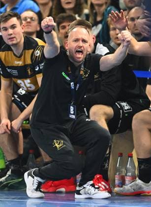 Coach Andre Haber Dresden cheers, cheers, HC Elbflorenz Dresden against MT Melsungen, handball, DHB Cup, DHB, cup, season 2025 2026, Dresden, BallsportARENA Dresden, 05 11 2025,