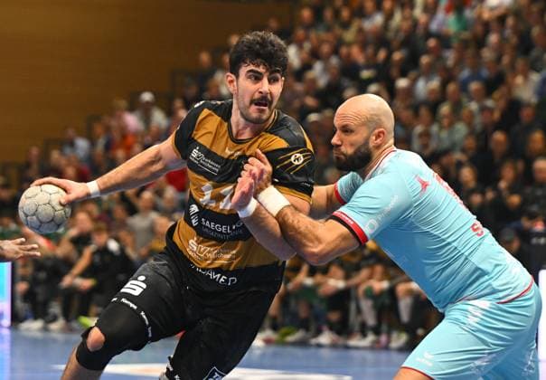 on the ball Doruk Pehlivan Dresden vs Adrian Sipos Melsungen , HC Elbflorenz Dresden vs MT Melsungen, Handball, DHB Pokal, DHB, Cup, Season 2025 2026, Dresden, BallsportARENA Dresden, 05 11 2025,