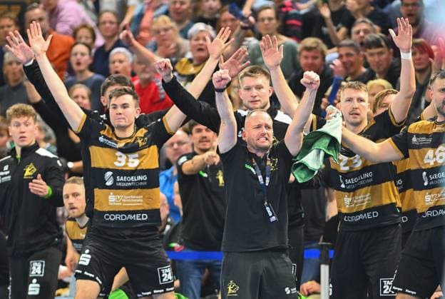 Center Coach Andre Haber Dresden cheers at the bench, HC Elbflorenz Dresden against MT Melsungen, Handball, DHB Pokal, DHB, Cup, Season 2025 2026, Dresden, BallsportARENA Dresden, 05 11 2025,