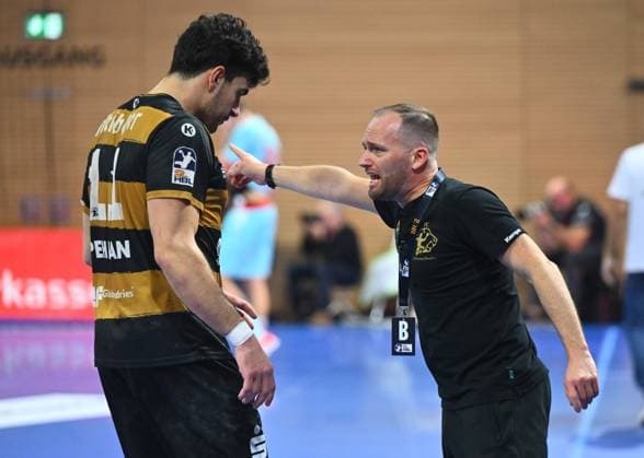 f l Doruk Pehlivan with coach Andre Haber both Dresden , HC Elbflorenz Dresden vs MT Melsungen, Handball, DHB Pokal, DHB, Cup, Season 2025 2026, Dresden, BallsportARENA Dresden, 05 11 2025,