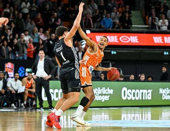 GER, EuroCup, ratiopharm Ulm vs London Lions 05 11 2025, ratiopharm arena, Neu Ulm, GER, EuroCup, ratiopharm Ulm vs London Lions, pictured Joel Scott London, 1 , Nelson Weidemann Ulm, 0 nordphotoxGmbHx xHafner nph00200