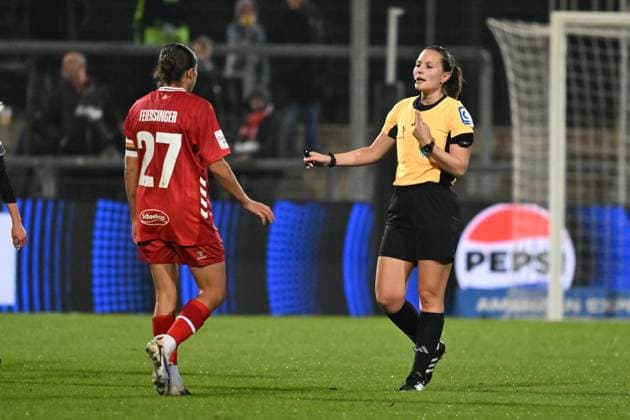 05 11 2025, xsltx, Soccer Google Pixel Women Bundesliga, Eintracht Frankfurt 1 FC Köln v l Ex Frankfurter Laura Feiersinger 1 FC Köln is admonished by Selina Menzel referee DFL DFB REGULATIONS PROHIBIT ANY USE OF PHOTOGRAPHS as IMAGE SEQUENCES and or QUASI VIDEO